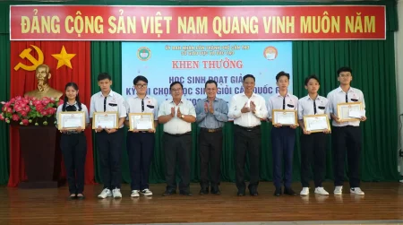 Khen thưởng 30 học sinh đoạt giải Kỳ thi chọn học sinh giỏi cấp quốc gia THPT năm học 2023-2024 