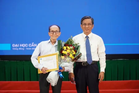 Trường Đại học Cần Thơ trao học bổng đặc biệt cho cụ ông 87 tuổi 