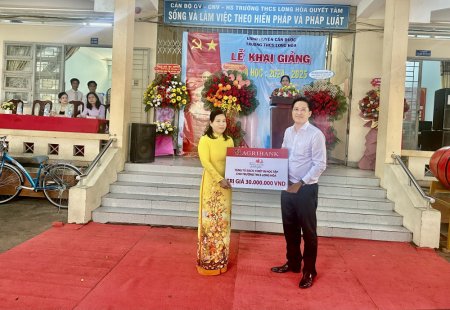 Agribank Chi nhánh Đông Long An trao tặng thiết bị học tập với chủ đề 'Thêm con chữ, bớt đói nghèo' với kinh phí 150 triệu đồng   