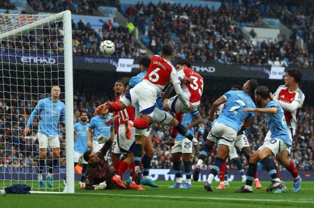 Mười người Arsenal đánh rơi chiến thắng trước Man City ở phút bù giờ cuối cùng