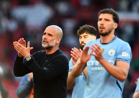 HLV Pep Guardiola bức xúc sau trận derby Manchester nhạt nhòa: Không bức xúc mới lạ!