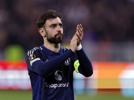 Man United khó mang đội hình mạnh đấu với quân của HLV Kim Sang Sik vào tháng 5