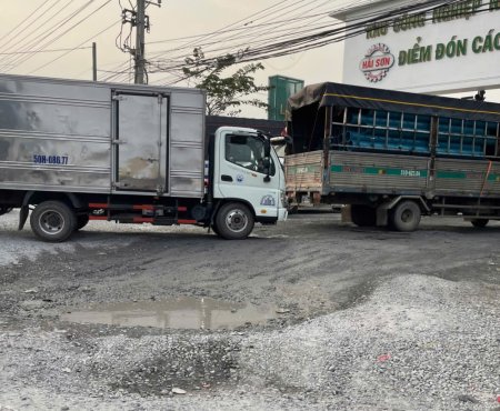 Khắc phục hư hỏng mặt đường ở lối vào khu công nghiệp