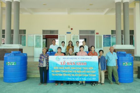 Tặng 26 bồn chứa nước sinh hoạt cho người dân huyện Tân Trụ   