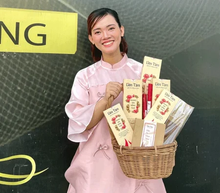 Cô gái đất sen hồng làm nhang sạch từ vỏ gương sen 