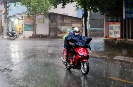 Thời tiết hôm nay 23/4: Bắc Bộ nắng nóng, Nam Bộ chiều tối mưa nhiều nơi
