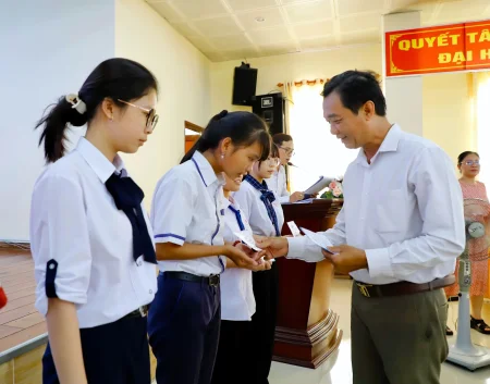 Báo Cần Thơ tặng 25 suất học bổng và quà cho nữ sinh có hoàn cảnh khó khăn 