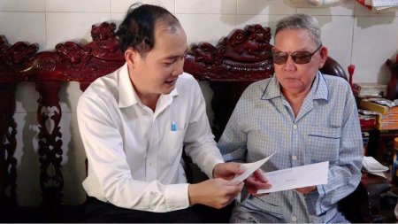 Thăm hỏi, tặng quà cho thương binh tại thị xã Kiến Tường