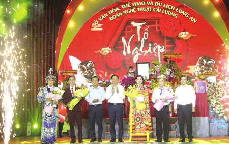 Xiếc, cải lương Long An vẫn sáng đèn sân khấu
