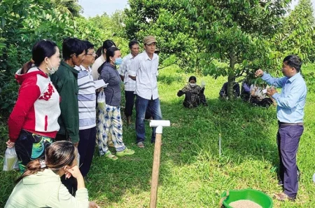 Cùng hội viên tăng gia sản xuất 