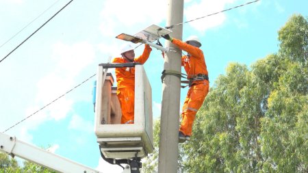 Thắp sáng đường quê bằng đèn năng lượng mặt trời