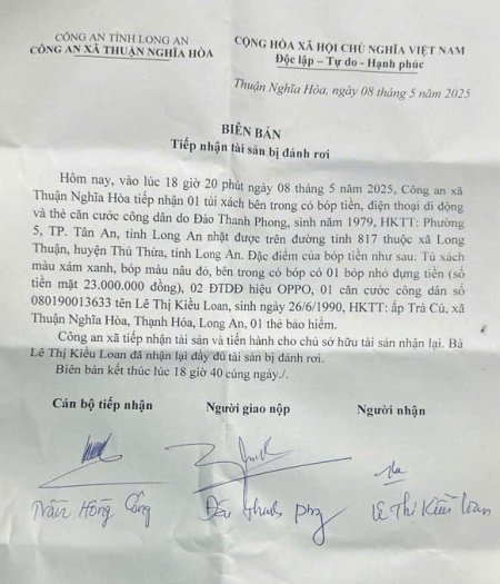 Cảnh sát cơ động nhặt được 23 triệu đồng và 2 điện thoại trao trả cho người dân   