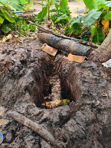 Đào mương nước bên nhà, người dân phát hiện quả bom rỉ sét nặng 200kg   