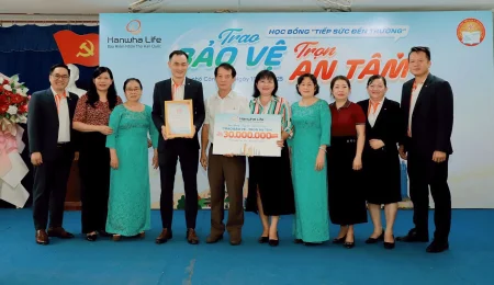 Hanwha Life Việt Nam tiếp bước đến trường cho học sinh khó khăn tại Cần Thơ 