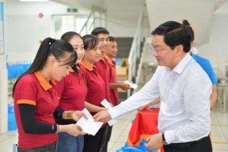 Trao 60 phần quà “Cảm ơn người lao động” tại Công ty Tainan Enterprises