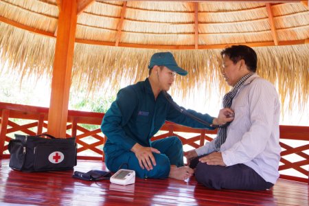 Y tá trên Chốt Tân Hiệp