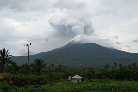 Indonesia ban hành cảnh báo hàng không mức cao nhất do núi lửa phun trào