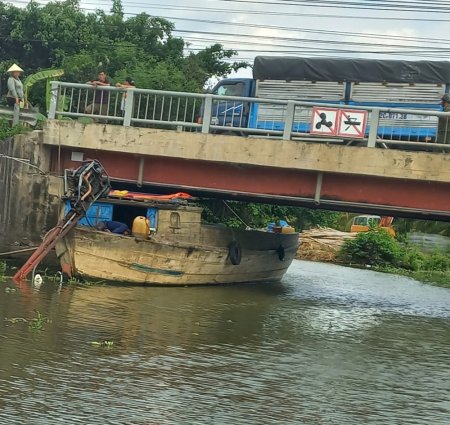Người đàn ông chạy ghe qua gầm cầu bị va đập tử vong   
