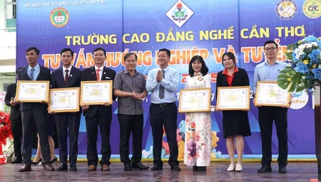 Hơn 4.000 học sinh tham dự Ngày hội Tư vấn hướng nghiệp và tuyển sinh năm 2025 