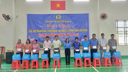 Châu Thành: Tặng quà cho đoàn viên Công đoàn có hoàn cảnh khó khăn