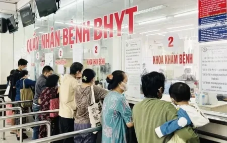 Dừng cấp thẻ BHYT giấy từ 01/6: Làm gì để được khám chữa bệnh?