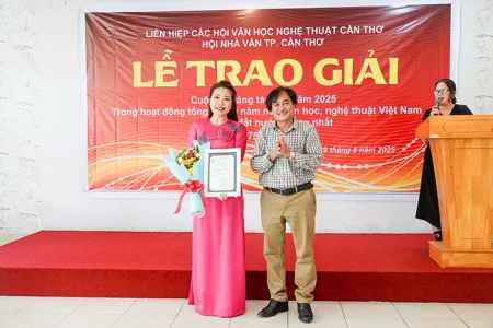 Trao giải Cuộc thi sáng tác thơ nhân dịp tổng kết 50 năm nền văn học, nghệ thuật Việt Nam sau ngày đất nước thống nhất 