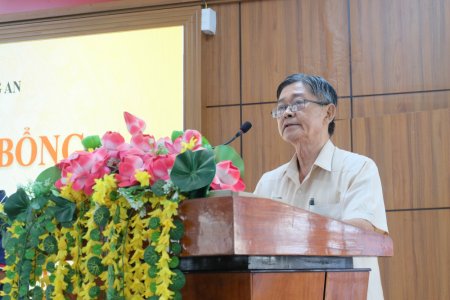 Trao học bổng tổng trị giá 300 triệu đồng cho học sinh, sinh viên   