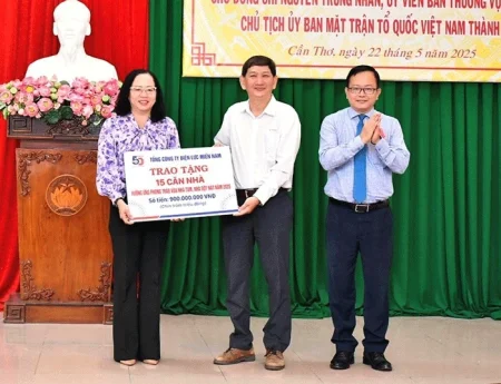 Tổng Công ty Ðiện lực miền Nam trao tặng 15 căn nhà cho hộ gia đình có hoàn cảnh khó khăn tại Cần Thơ 