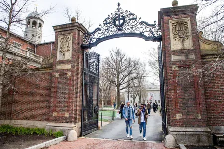 Chính quyền Trump cấm Đại học Harvard tuyển sinh quốc tế 