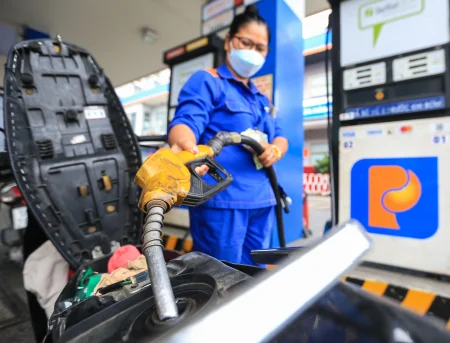 Giá xăng dầu hôm nay 23/5: Giữ đà giảm do lo ngại nguồn cung tăng