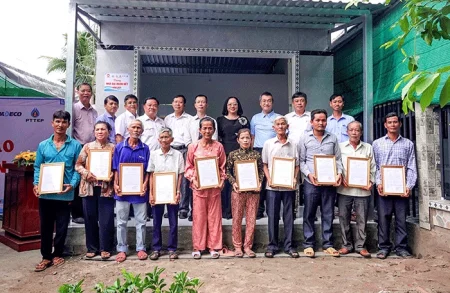 Bàn giao 10 căn nhà Đại đoàn kết 