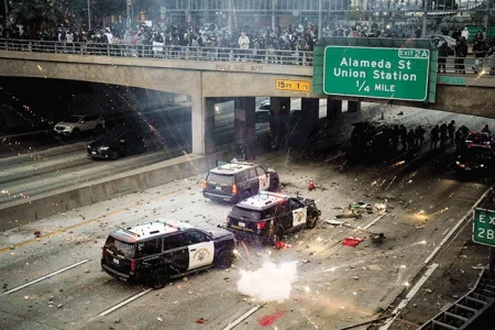 Ông Trump quyết dập tắt làn sóng biểu tình ở California 