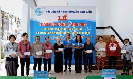 Trao 40 suất học bổng, quà cho học sinh và phụ nữ có hoàn cảnh khó khăn, vượt khó tiêu biểu 