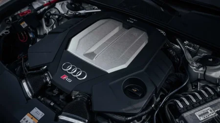 Audi, Mercedes xem xét lại thời điểm ngừng xe xăng, chỉ bán ô tô điện