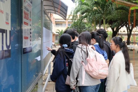 Thí sinh thi tốt nghiệp THPT năm 2025 làm thủ tục dự thi   