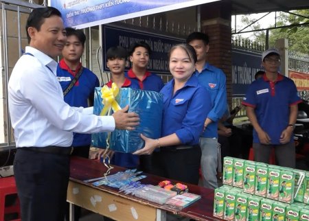 Phó Chủ tịch UBND tỉnh - Phạm Tấn Hòa kiểm tra công tác tổ chức Kỳ thi tốt nghiệp THPT năm 2025 tại thị xã Kiến Tường     