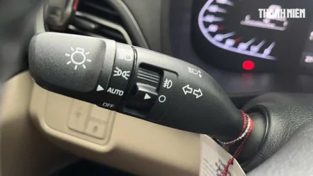 Thường xuyên bật đèn pha tự động có làm hao tổn điện ắc-quy ô tô?