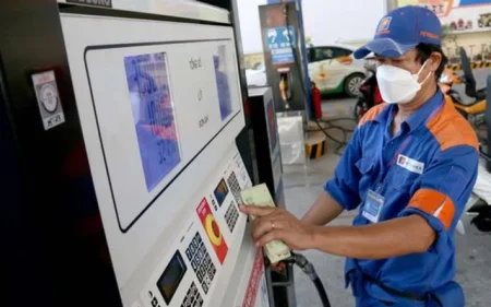 Giá xăng dầu hôm nay 10/7: Xăng chiều nay tăng bao nhiêu đồng một lít?