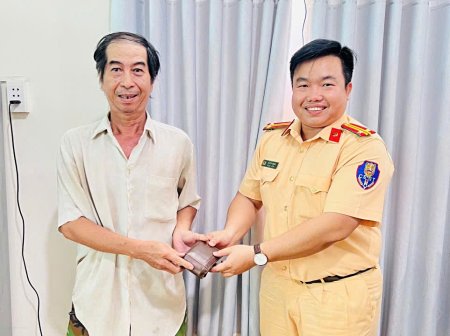 Trao trả tài sản bị đánh rơi cho người dân