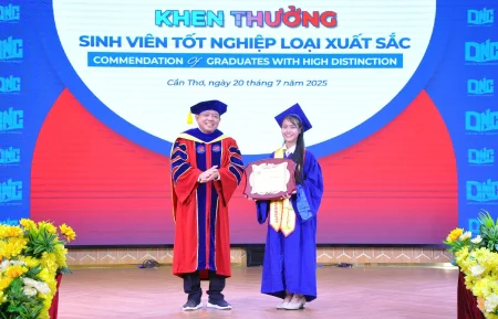 Trường Đại học Nam Cần Thơ trao bằng tốt nghiệp khối ngành sức khỏe 