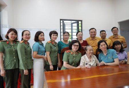 'Bữa cơm tri ân - Con về bên mẹ'
