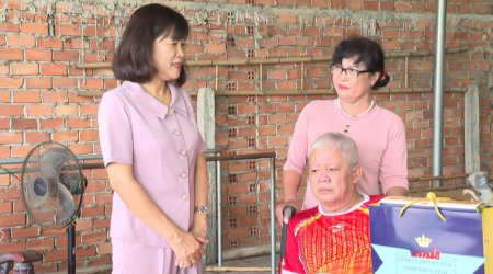 Thăm và tặng quà gia đình chính sách tại xã Châu Thành   