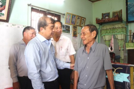 Trưởng ban Tổ chức Tỉnh ủy thăm, tặng quà cho gia đình chính sách tại xã Thạnh Lợi