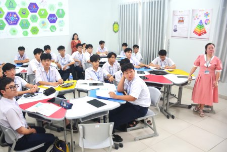 Tròn 5 năm thực hiện Chương trình Giáo dục phổ thông 2018: Nền giáo dục vì học sinh, vì con người: Không có chuyện sách giáo khoa 'thay đổi xoành xoạch' (Bài 4)