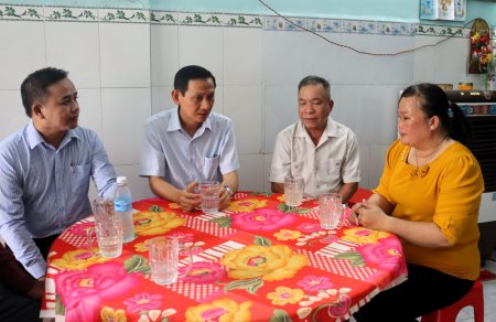 Bí thư Đảng ủy xã Long Cang thăm, tặng quà thương binh, gia đình chính sách