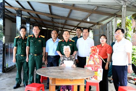 Bộ Chỉ huy Quân sự tỉnh Tây Ninh tặng quà, tri ân các Bà mẹ Việt Nam Anh hùng