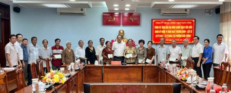 Phó Chủ tịch UBND tỉnh Nguyễn Minh Lâm thăm gia đình chính sách tại phường Kiến Tường   