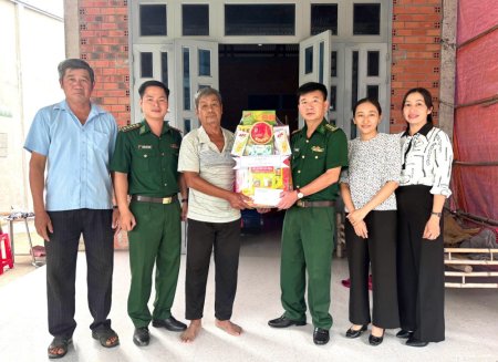 Thăm, tặng quà gia đình chính sách trên địa bàn xã biên giới Phước Chỉ
