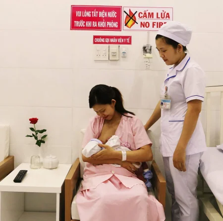 Ưu tiên nuôi con bằng sữa mẹ 