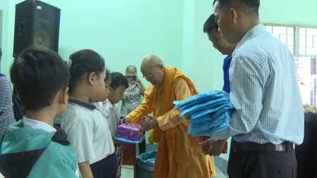 Xã Mỹ An: Trao quà và học bổng tiếp sức học sinh có hoàn cảnh khó khăn